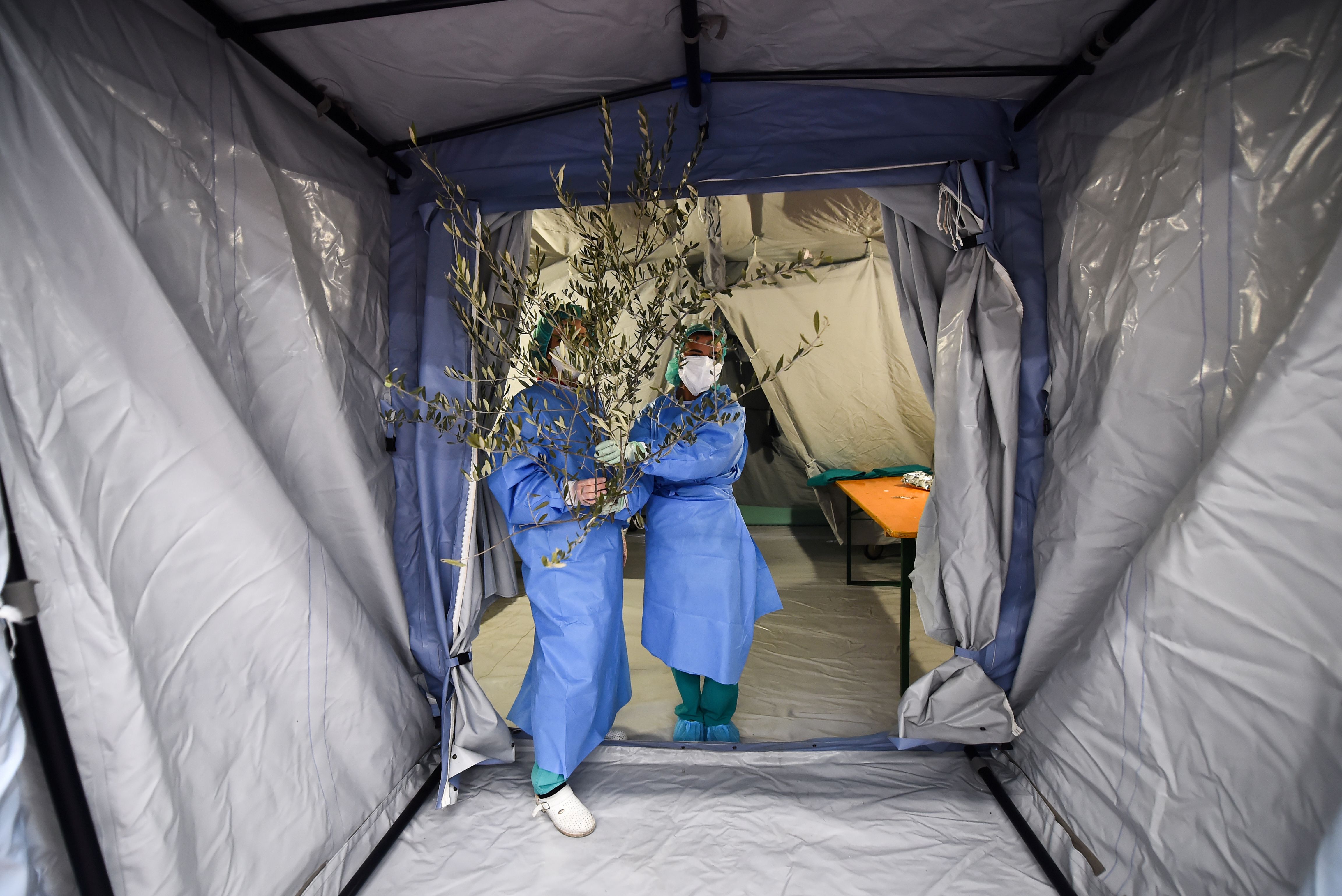 Miembros del personal médico en el hospital Molinette en el domingo de ramos en Turín (REUTERS/Massimo Pinca)