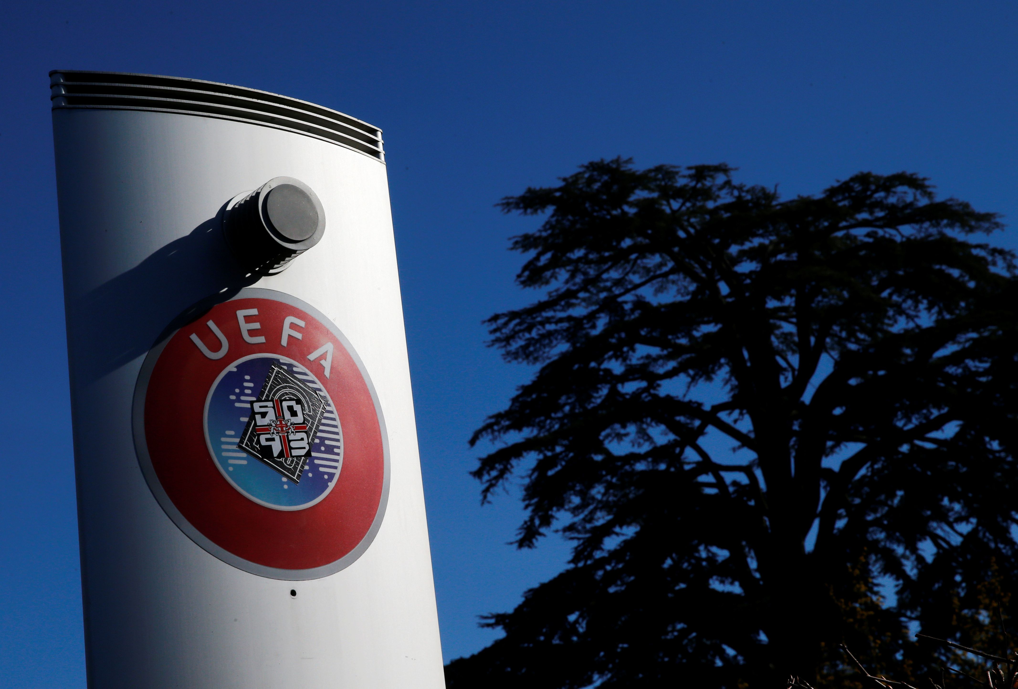 La UEFA eligió finalmente no poner fechas tentativas para la disputa de los torneos y partidos que están bajo de su jurisdicción (REUTERS)