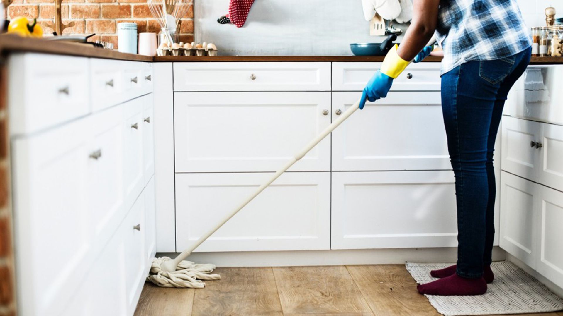 La limpieza de la casa recomienda el IMSS se realice con detergente y agua y desinfectar con cloro diluido