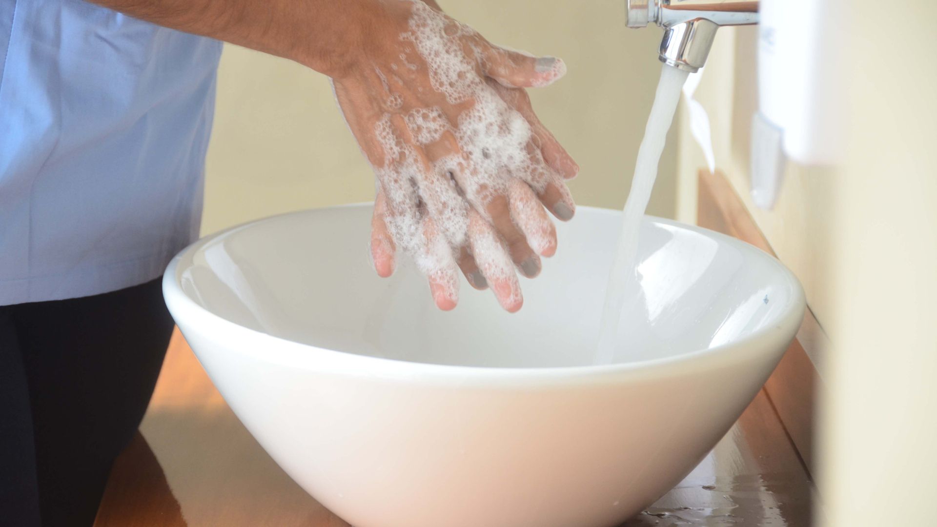 Se recomienda el lavado de manos con agua y jabón durante aproximadamente 40 segundos