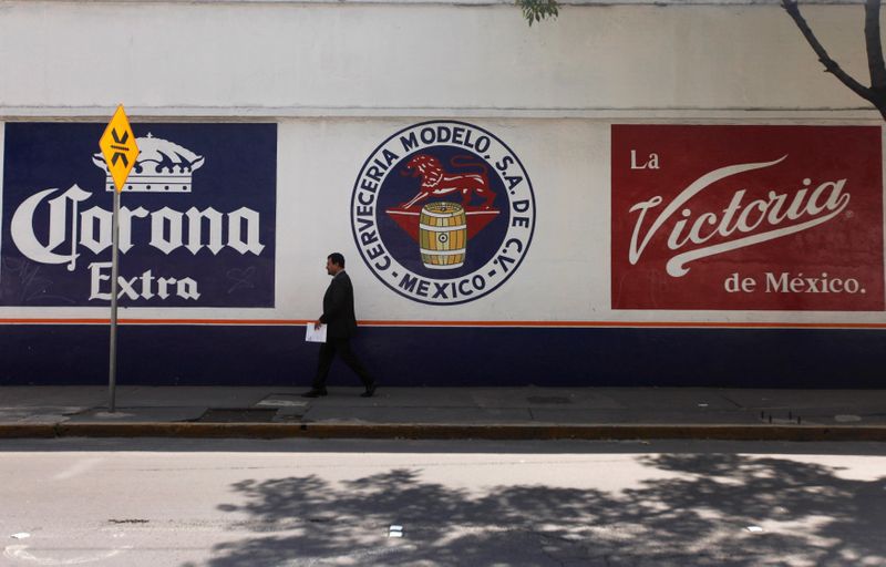Imagen de archivo. Un hombre camina junto al logotipo de Grupo Modelo en Ciudad de México. el 16 de julio de 2013. REUTERS / Edgard Garrido