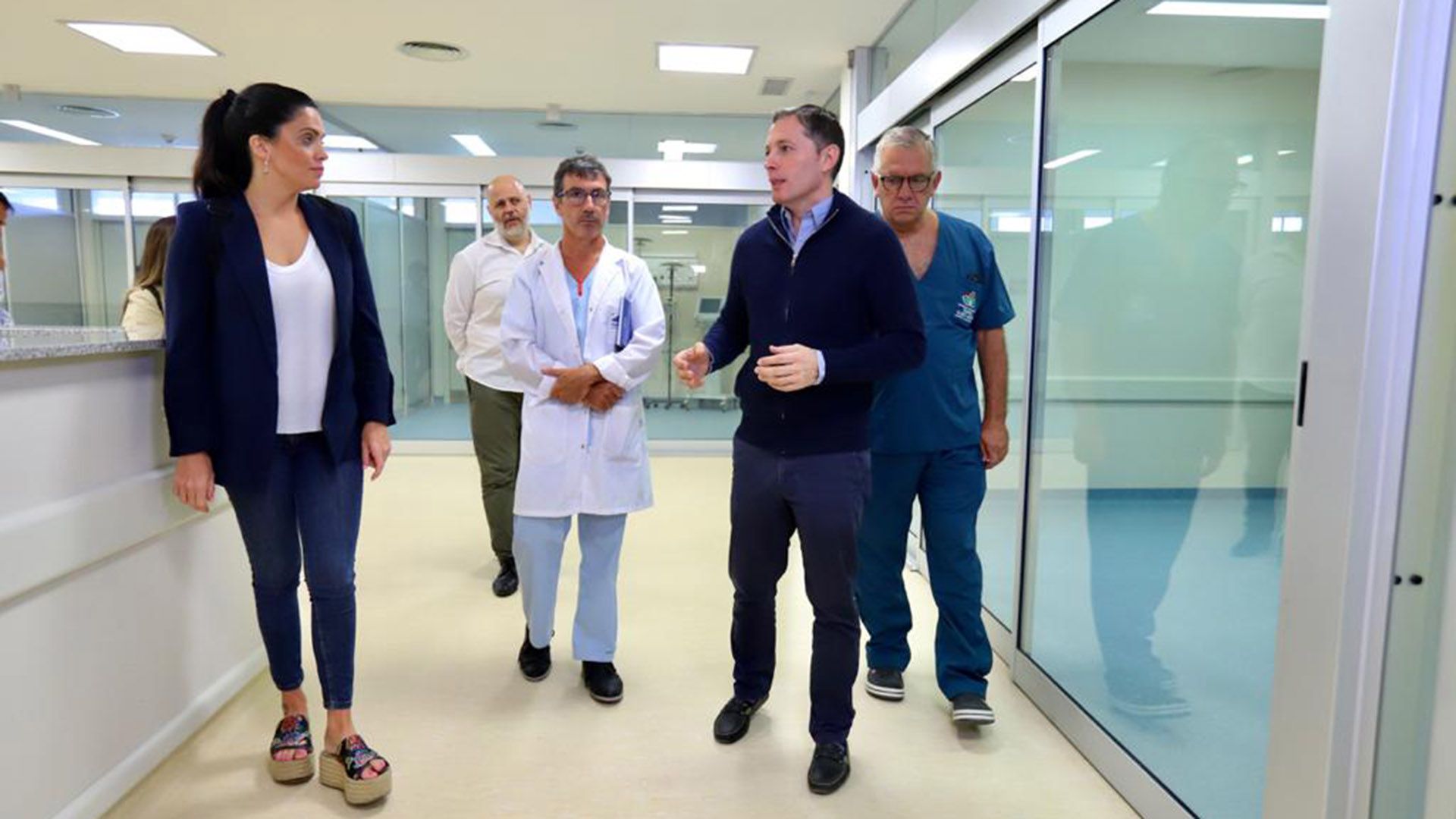 La titular del Pami, Luana Volnovich, durante una recorrida por hospital en Esteban Echeverría