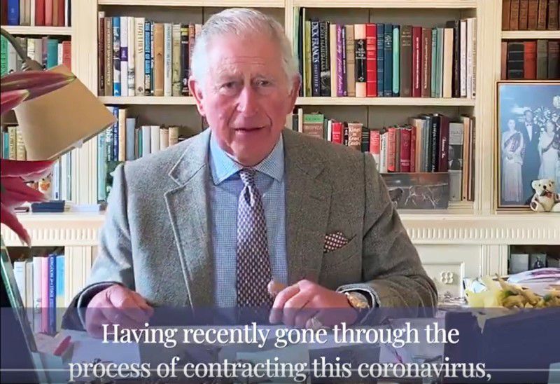 Una imagen del príncipe Carlos de Gales lo muestra dando un discurso en video sobre la pandemia del coronavirus.
