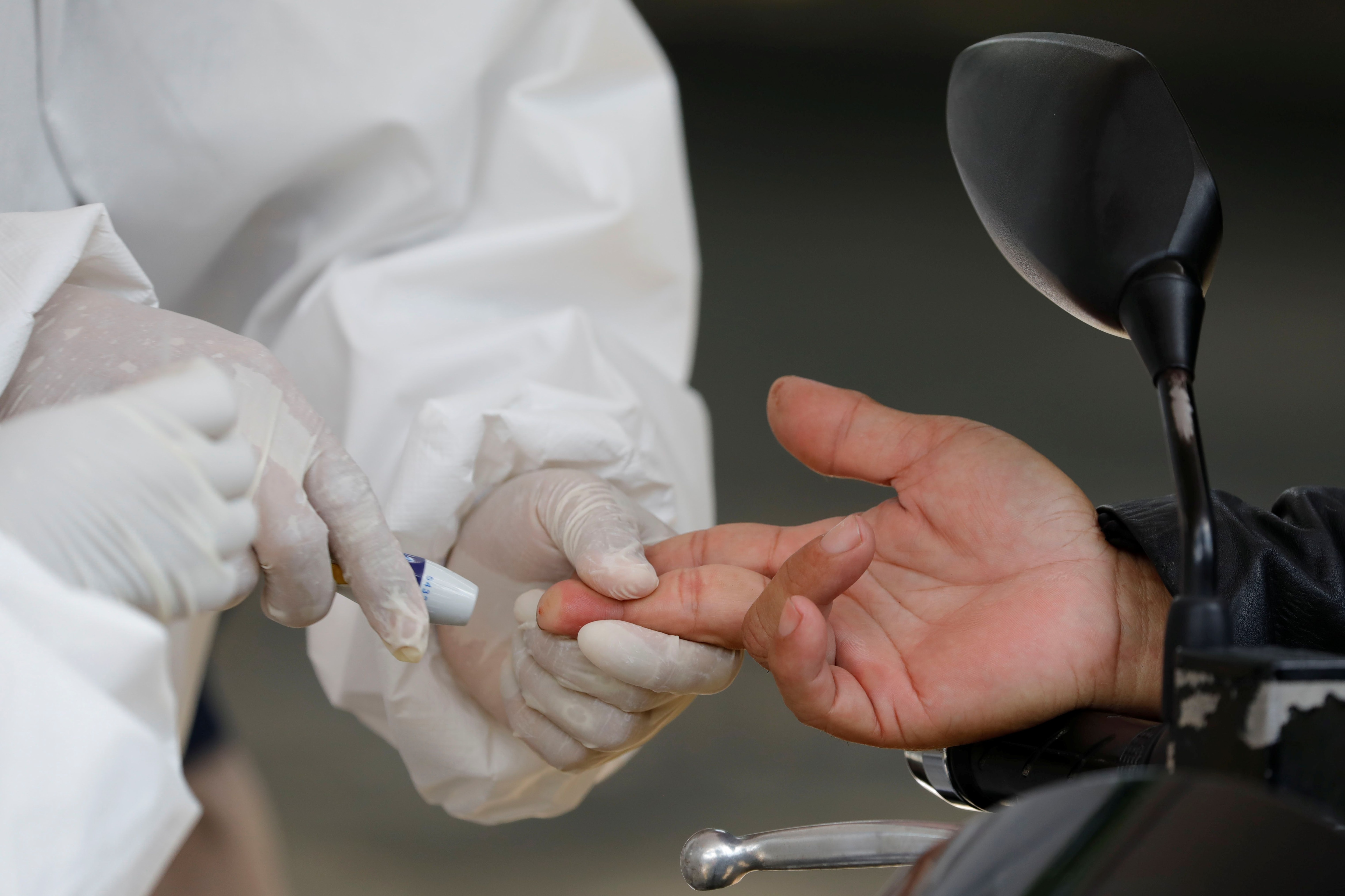 Test rápido de coronavirus. REUTERS/Willy Kurniawan