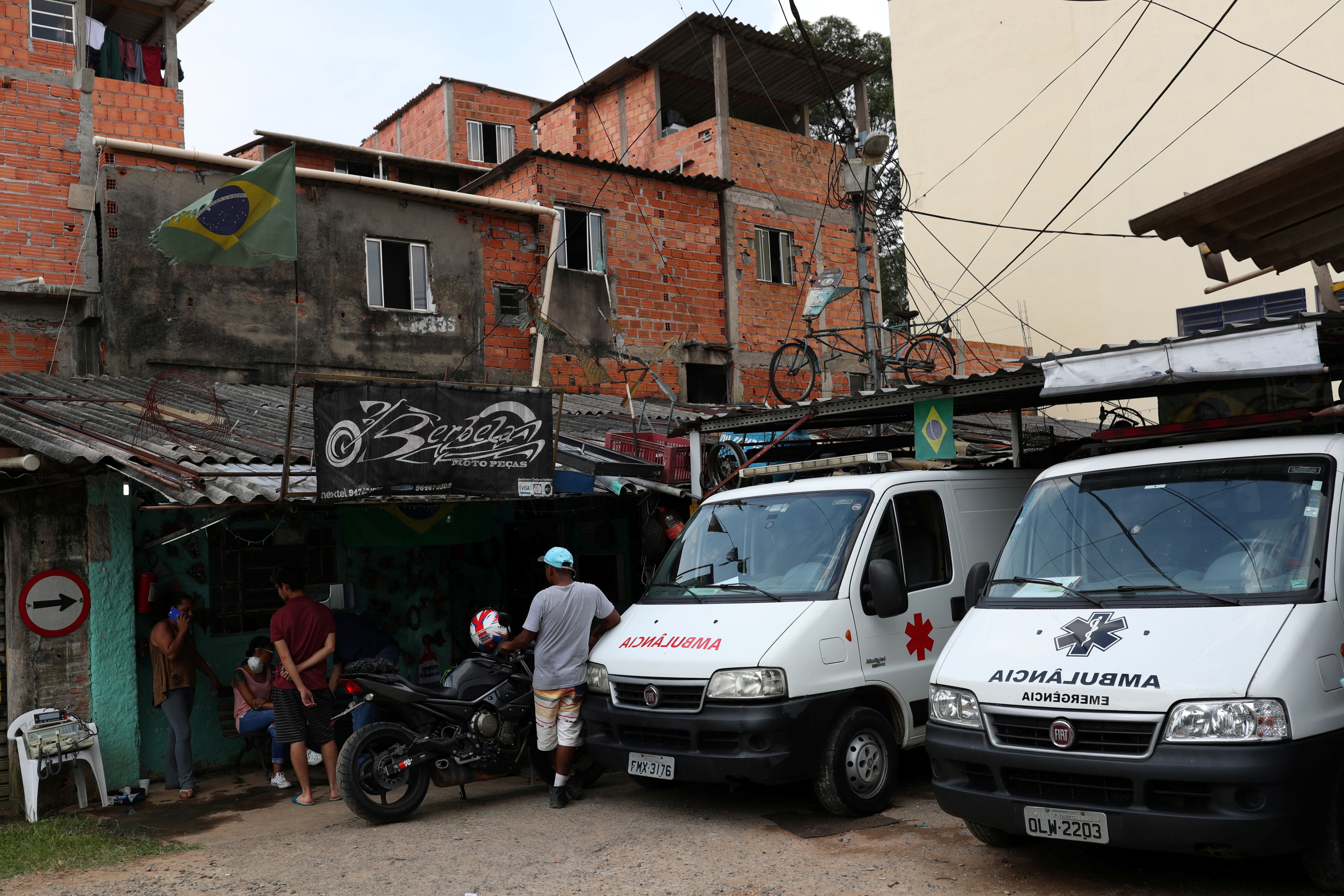 La asociación de residentes de la favela de Paraisopolis, en San Pablo, contrataron a su propio cuerpo médico y ambulancias para atender los casos de coronavirus que se registren en el barrio. Los gastos, lo pagan los jefes narcos de la favela. REUTERS/Amanda Perobelli