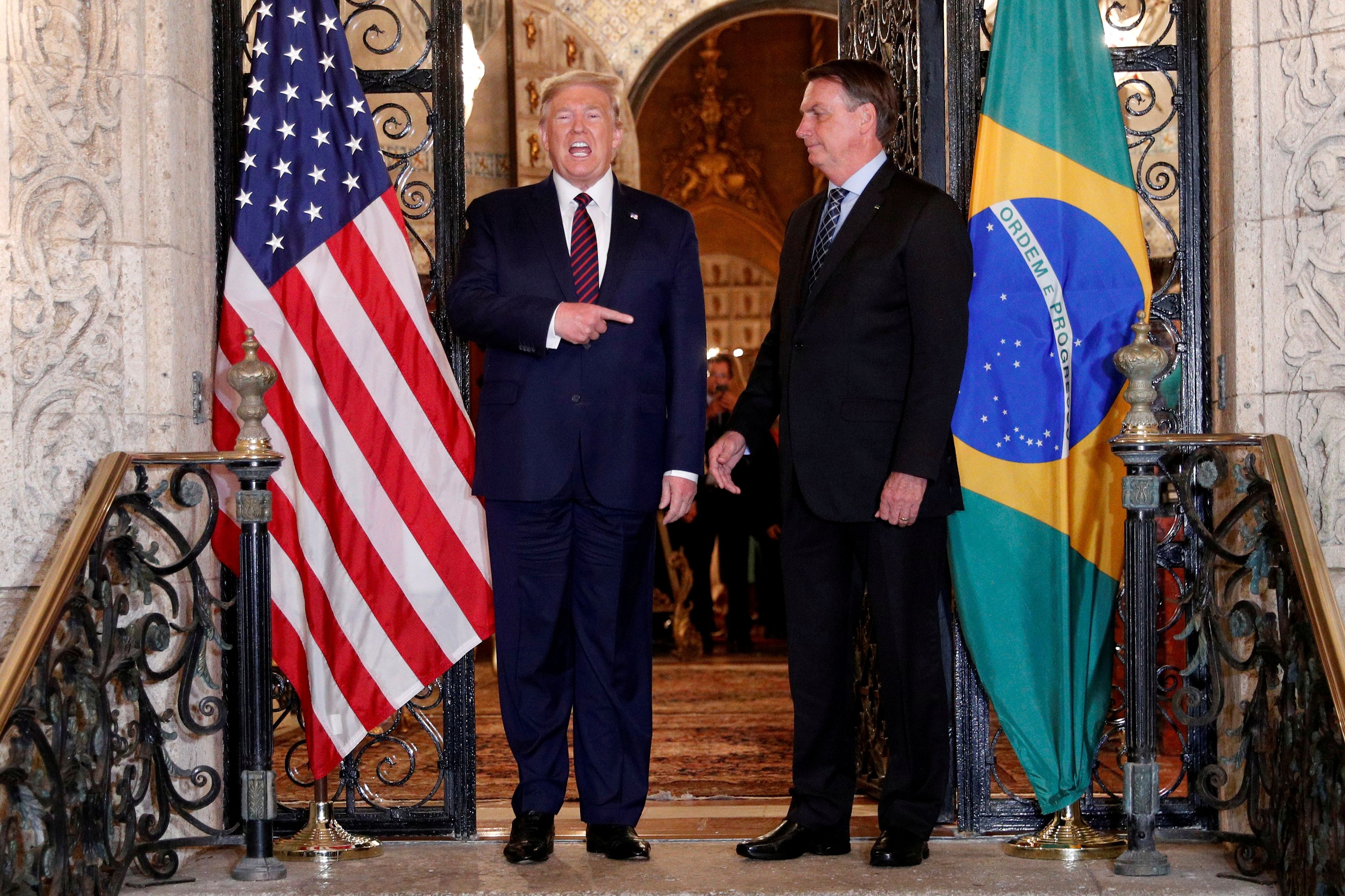 Trump y Bolsonaro en su encuentro del 7 de marzo en Mar-a-Lago, Florida. Veinte días más tarde, el estadounidense llamó al brasileño para pedirle que parar el país ante la pandemia. REUTERS/Tom Brenner 