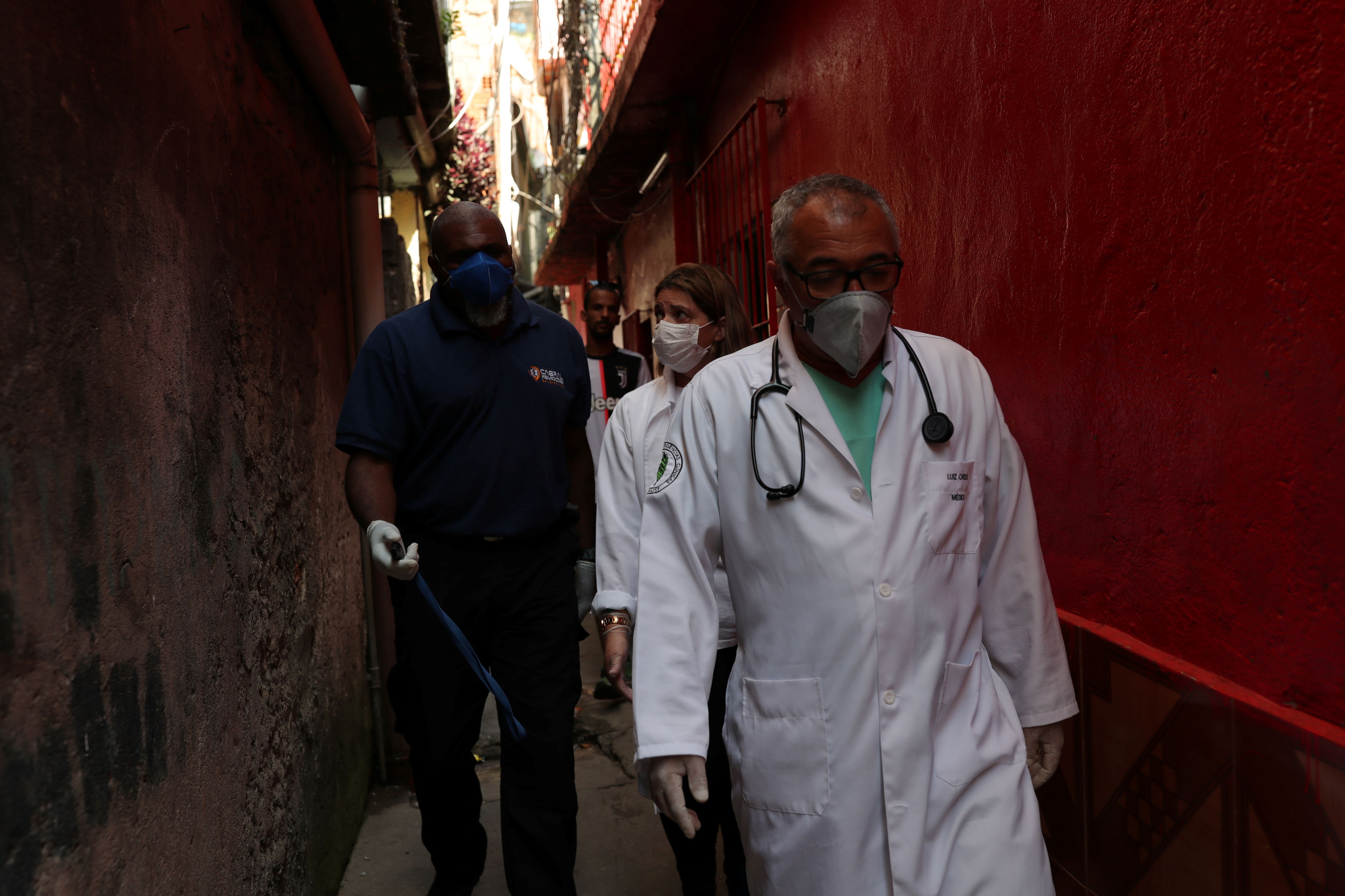 Un Grupo de médicos y enfermeros que cuidan la salud de los habitantes de la favela de Paraisopolis, en San Pablo. Fueron contratados por la asociación de residentes porque no confían en el sistema de salud estatal ante esta pandemia. REUTERS/Amanda Perobelli