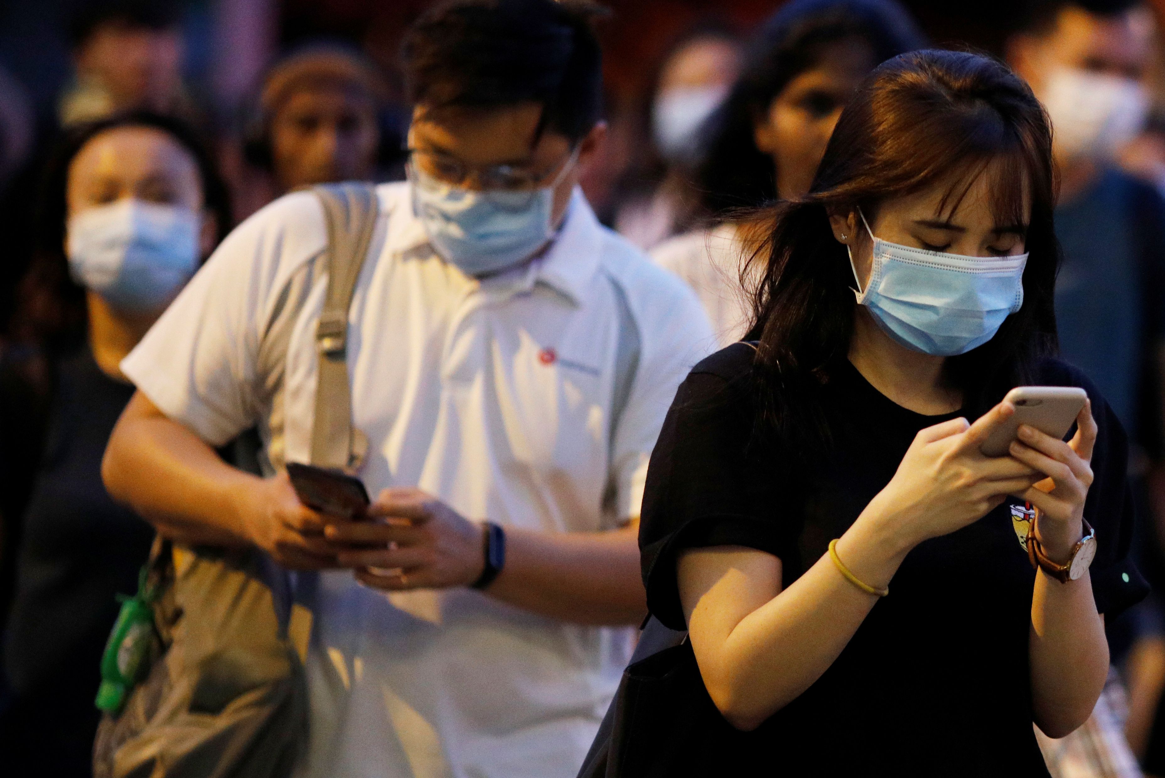 Personas en Singapur con máscaras para evitar el contagio de coronavirus (REUTERS/Edgar Su)