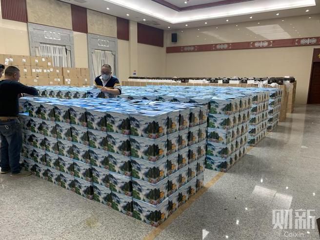 Las urnas apiladas en una funeraria de Wuhan, epicentro de brote de coronavirus en China (Foto: Caixin)