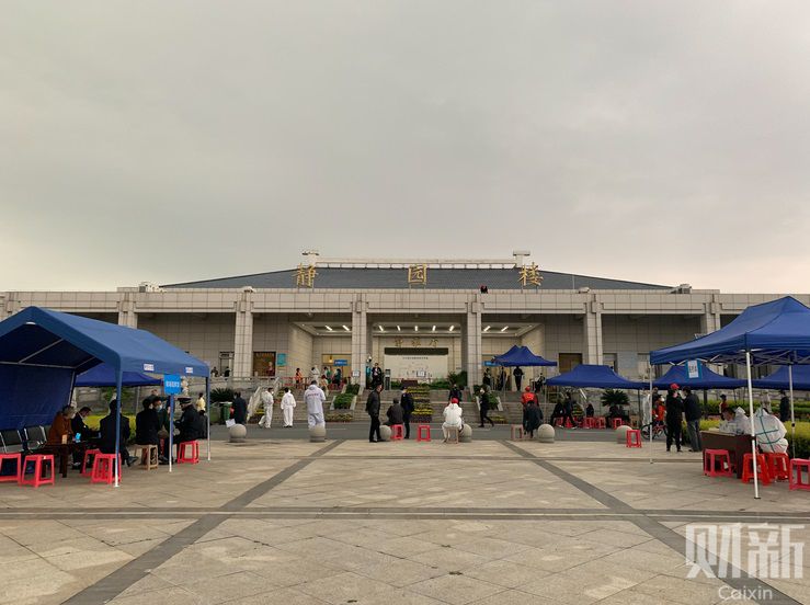 Personas hacen fila para retirar las urnas de sus seres queridos muertos Wuhan, la ciudad epicentro del brote de coronavirus (Caixin)