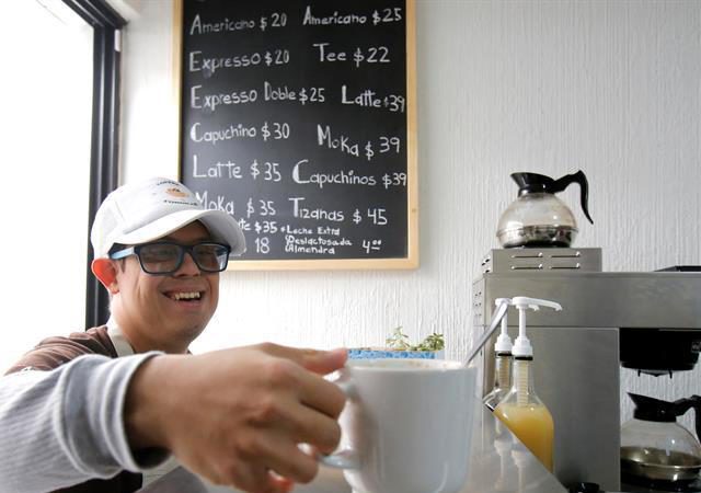 Cafetería de un balneario en Acapulco forma a personas con Síndrome de Down, y los contrata como reposteros