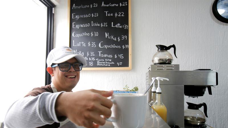 Madres de personas con Síndrome de Downs se unieron para crear una cafetería que permita a sus hijos ser económicamente activos (Foto: EFE)