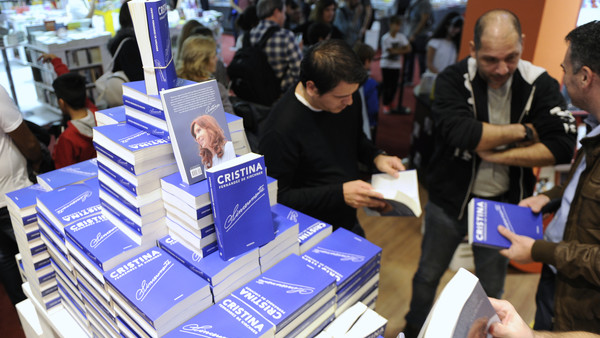 El juez Claudio Bonadio quiere embargar las ganancias de Cristina Kirchner con el libro Sinceramente