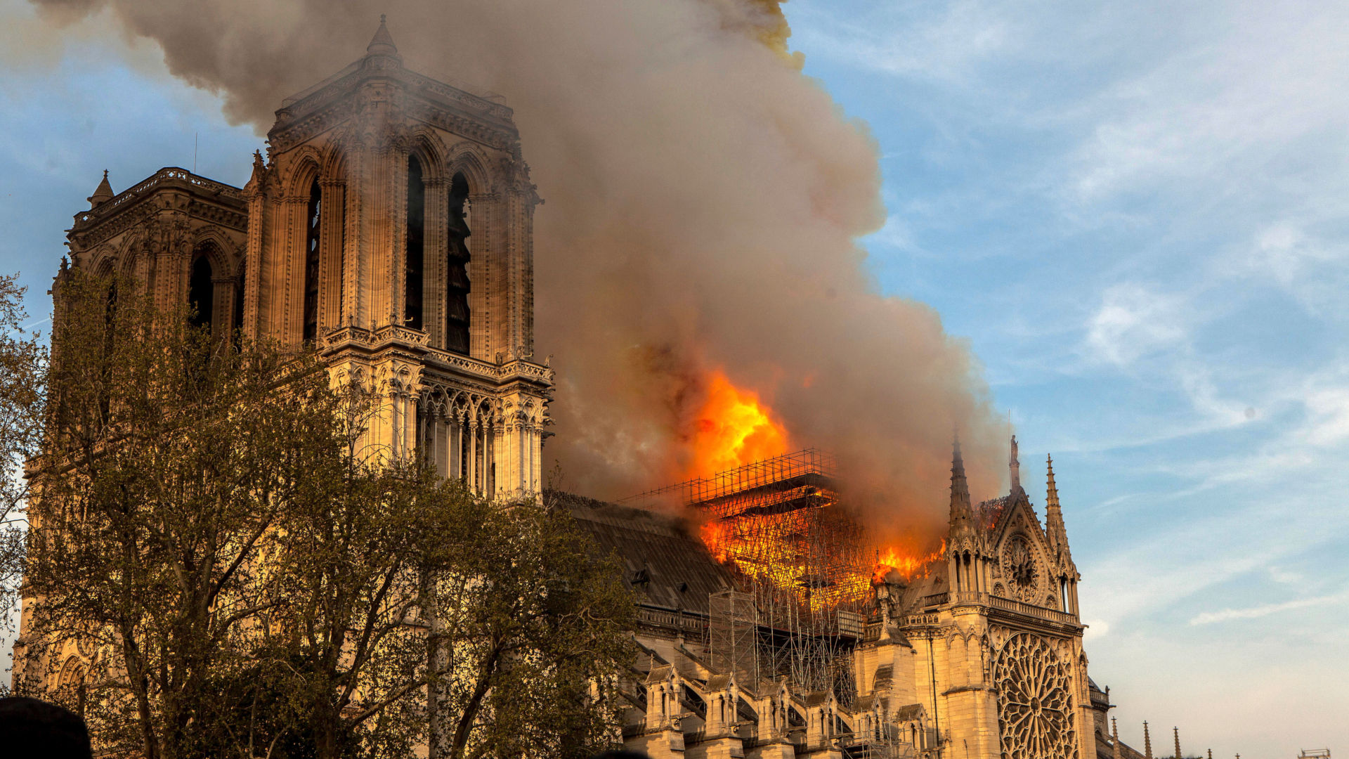 El incendio que consumió el techo de la catedral de Notre Dame.