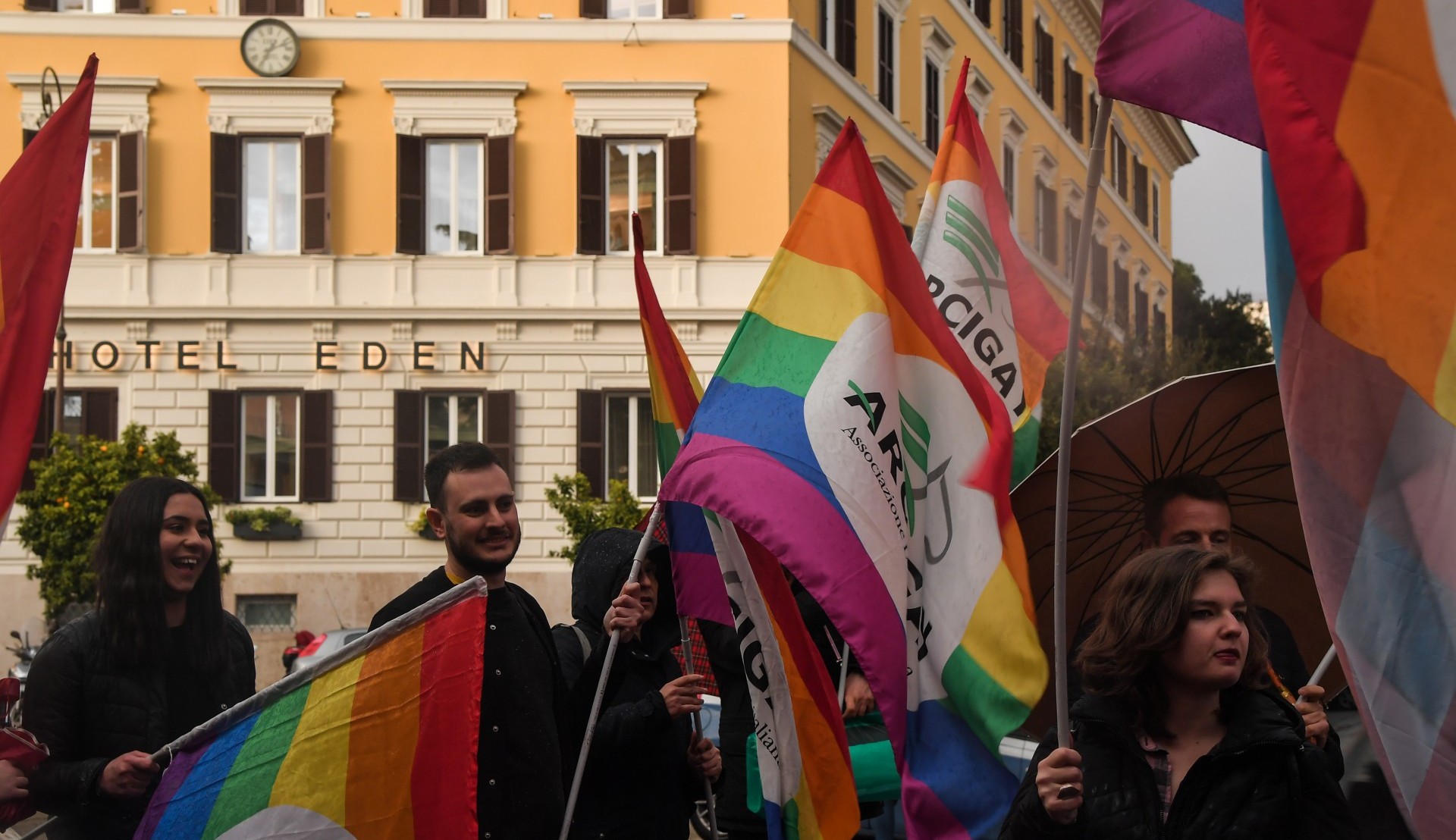 Activistas de la asociación italiana LGBTI Arcigay realizan una protesta frente al Hotel Eden, propiedad de Brunei, el 14 de abril de 2019 en Roma, por las nuevas leyes de pena de muerte del sultanato para el sexo gay y el adulterio (Photo by Tiziana FABI / AFP)