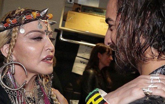 En su nuevo video, Madonna le lame los pies a Maluma