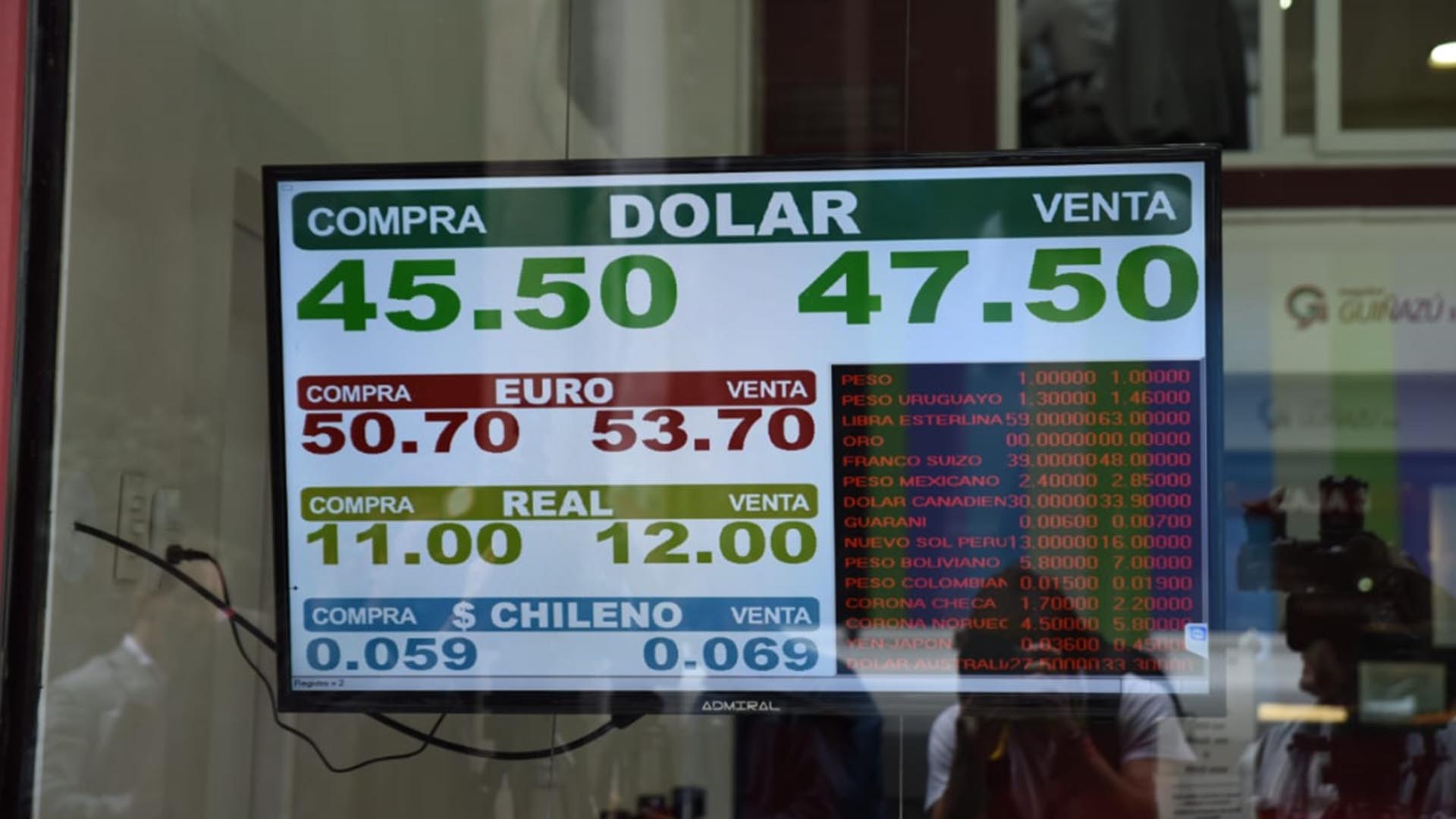 El dólar llegó esta mañana a $47,50 en el Banco Nación (Foto: Franco Fafasuli)