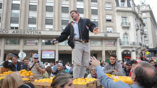 "Frutazo" en Plaza de Mayo: productores reparten gratis frutas y verduras como forma de protesta