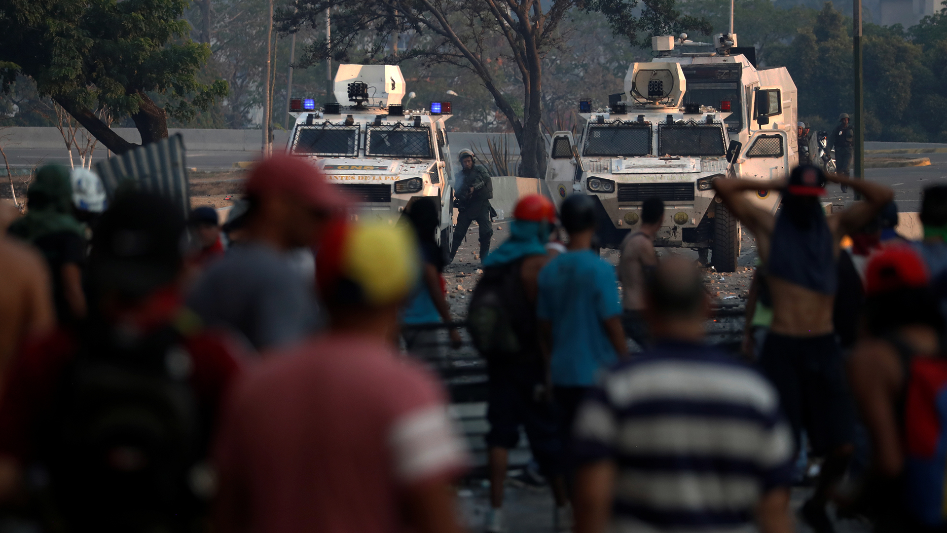 Miembros de la Guardia Nacional de Venezuela enfrentan a manifestantes a favor del presidente interino Juan Guaidó en la noche del martes en Caracas, Venezuela (Foto: REUTERS/Carlos Garcia Rawlins)