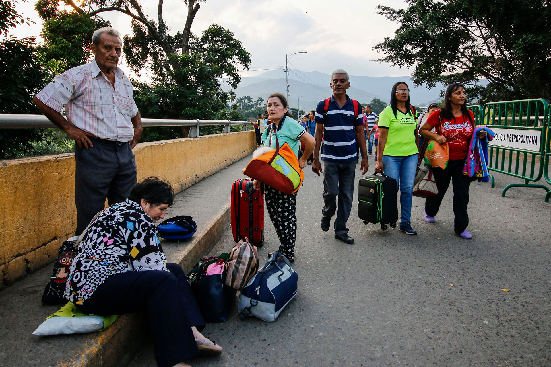 La gente cruza el puente fronterizo internacional “Simón Bolívar” entre San Antonio del Táchira, Venezuela y Cúcuta, en Colombia, el 30 de abril de 2019.