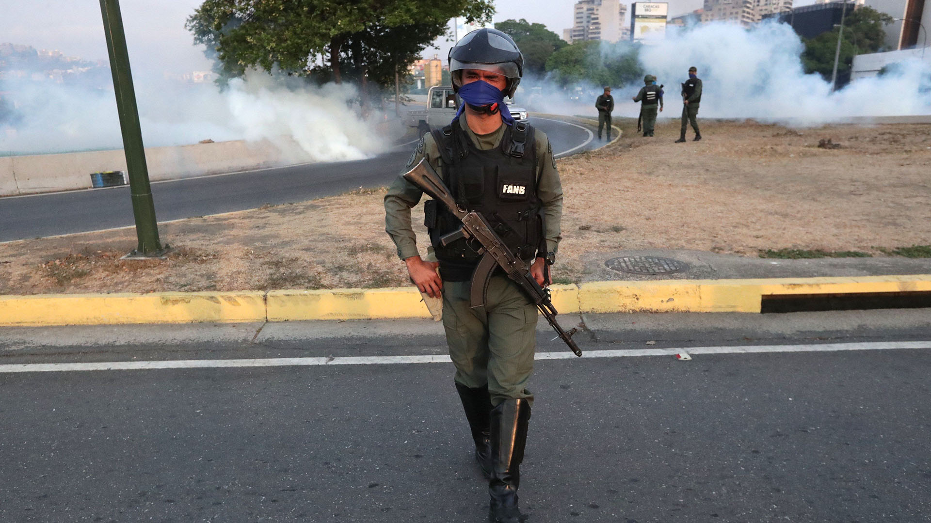 Un miembro de la Guardia Nacional en la base de La Carlota, al este de Caracas, donde ha sido conducido el opositor Leopoldo López