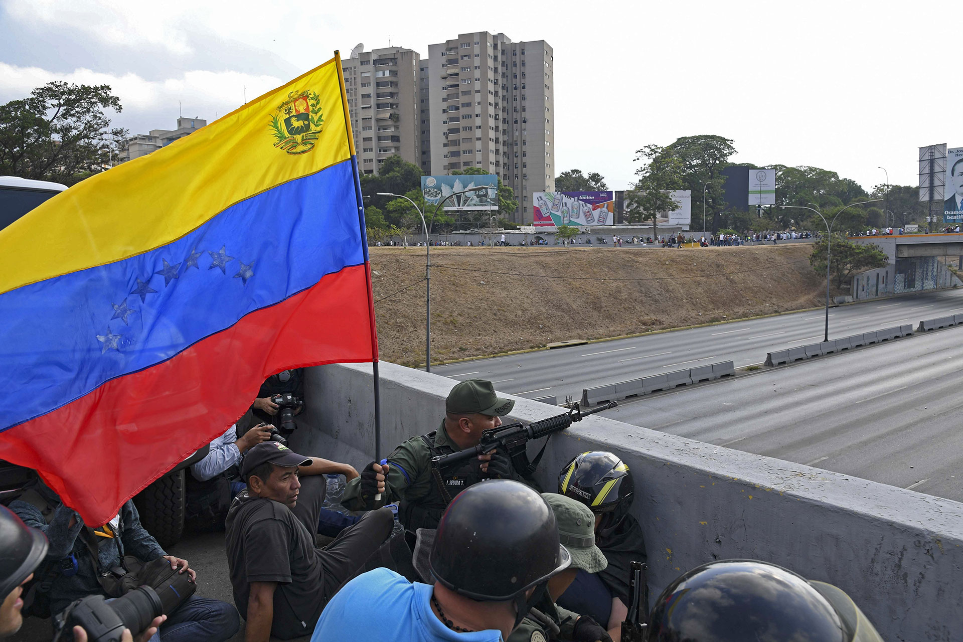 Militares venezolanos apostados en la base La Carlota (AFP)