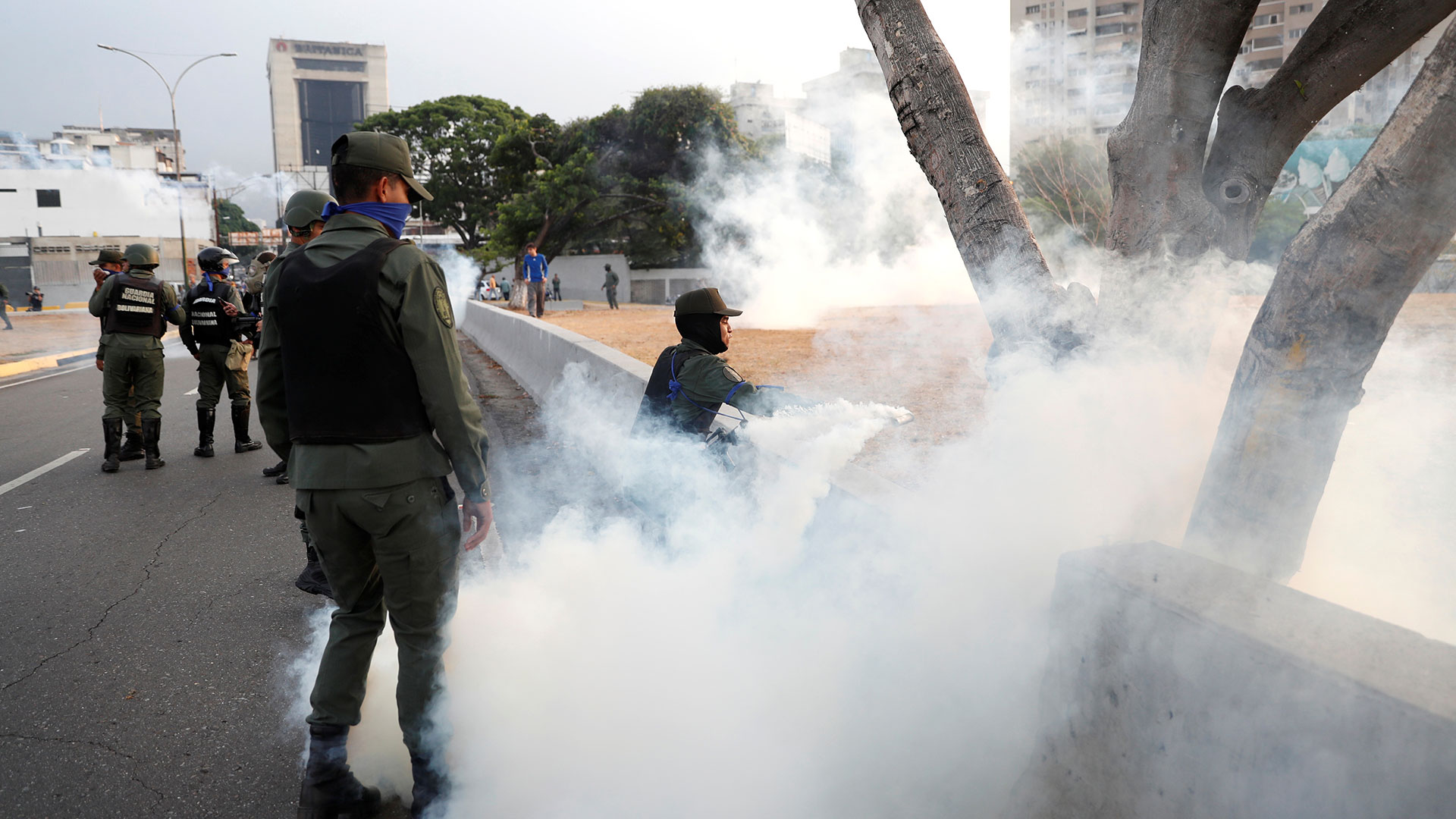 Miembros de la Guardia Nacional Bolivariana reprimen a la población y a los militares que apoyan a Guaidó (Reuters)