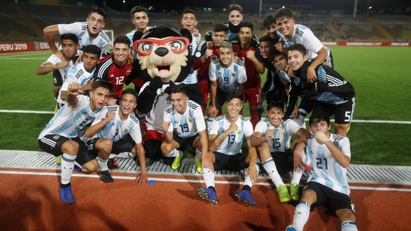 La Sub-17 de Argentina quiere coronar su gran Sudamericano con el título: horario, TV y formaciones