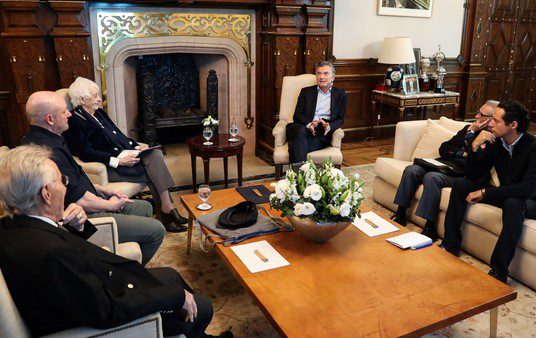 Mauricio Macri se reunió con intelectuales en busca de apoyo para la campaña