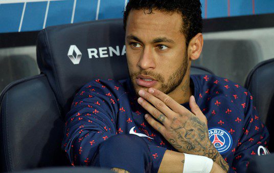 Neymar recibió una dura sanción por insultar en las redes sociales al árbitro de un partido que no jugó