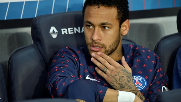 Neymar recibió una dura sanción por insultar en las redes sociales al árbitro de un partido que no jugó