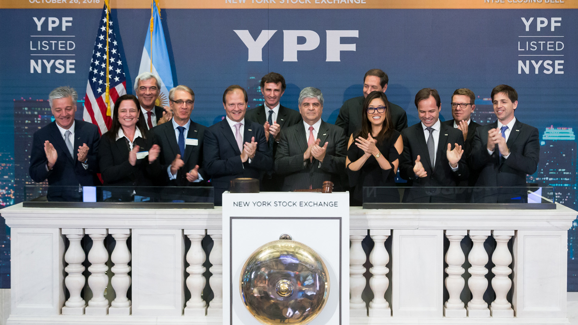 Los ejecutivos de YPF, el año pasado en Wall Street, cuando se cumplieron 25 años de que el ADR de la empresa cotiza en la bolsa