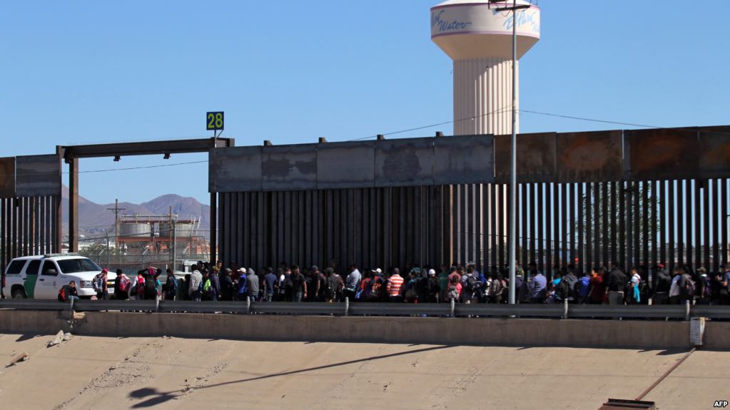 Migrantes centroamericanos se rinden a los oficiales de la Patrulla Fronteriza de los Estados Unidos después de cruzar a El Paso, Texas, desde Ciudad Juárez, estado de Chihuahua, México.
