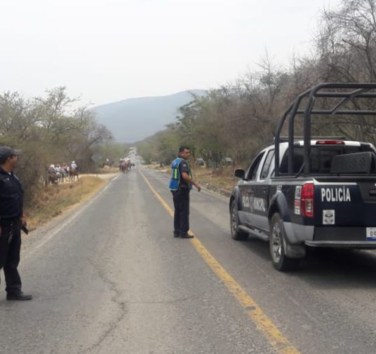 Policías se detuvieron a comer tacos en Querétaro y les robaron sus armas