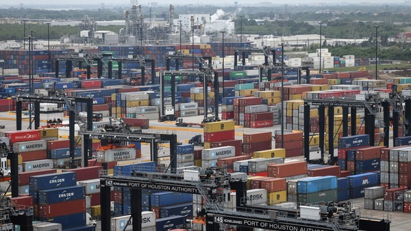 Por una fuerte caída en las importaciones, en marzo hubo superávit comercial