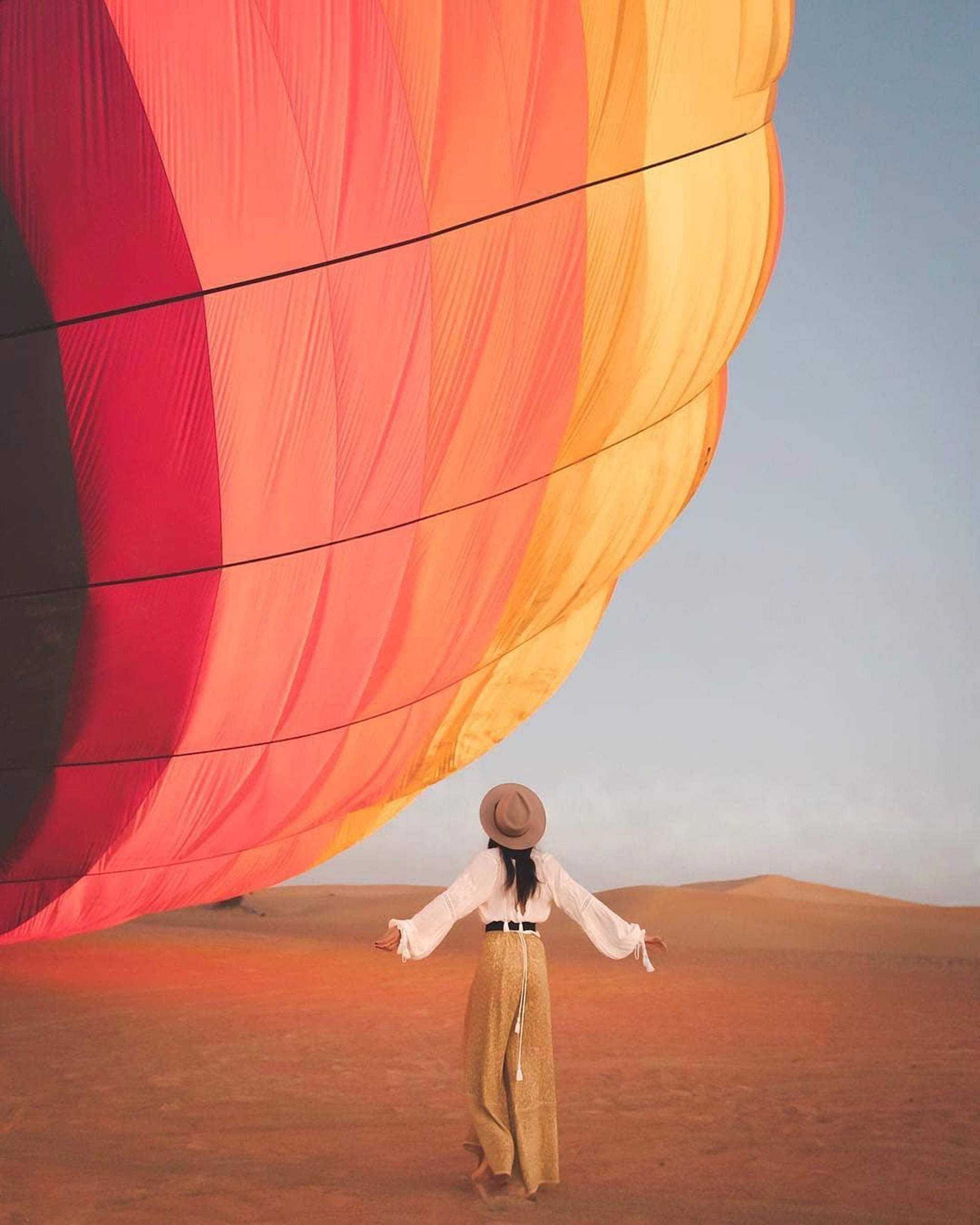 Imagínese elevándose por los aires en un globo aerostático al amanecer y ver las tonalidades doradas del desierto a 1.200 metros sobre las duna (@visit.dubai)