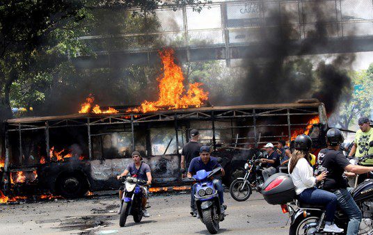 Un muerto y al menos 78 heridos tras la rebelión contra Nicolás Maduro en Venezuela