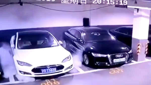 Un Tesla explota y se prende fuego de la nada en un estacionamiento