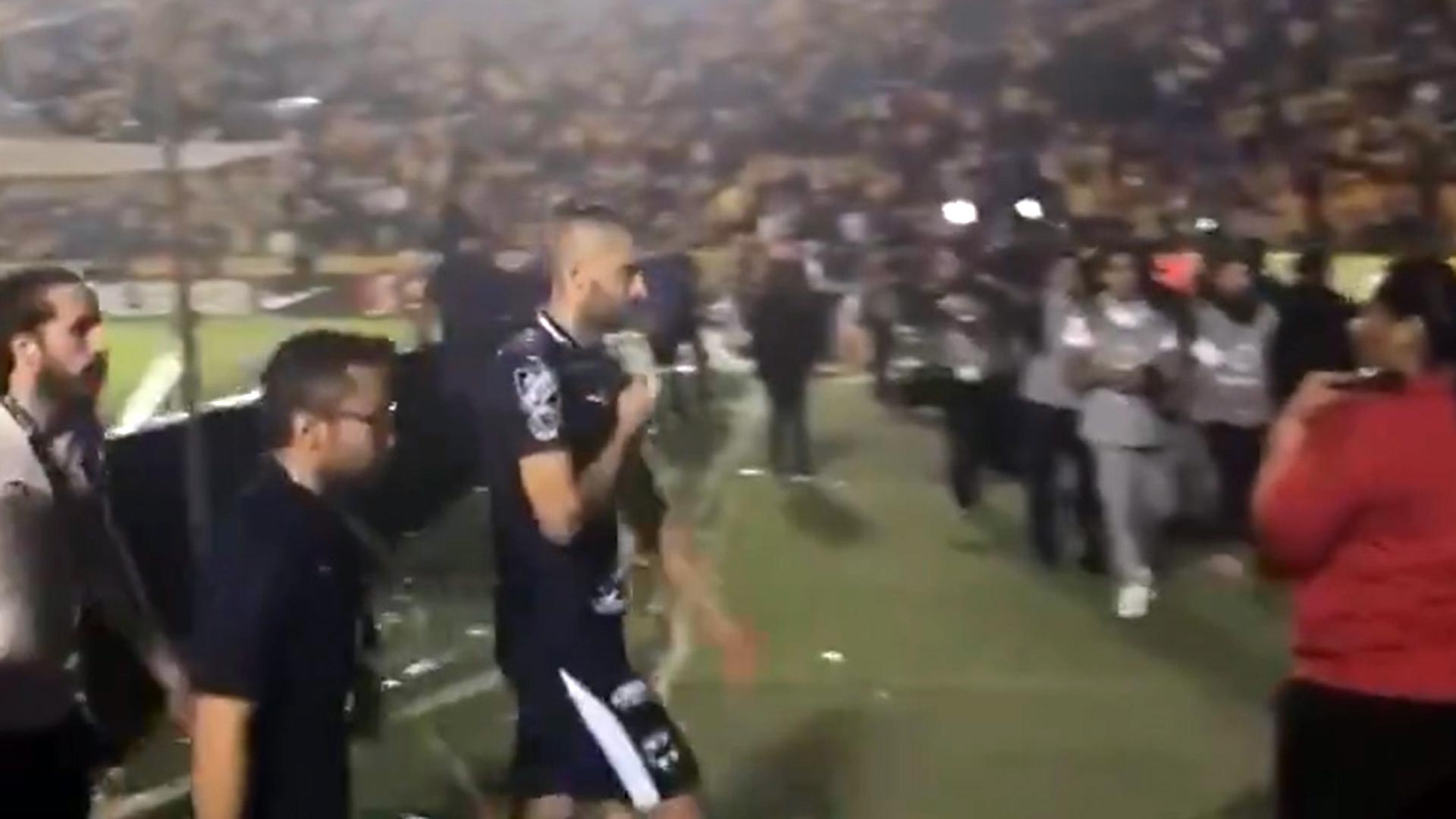 Nicolás Sánchez se tomó del pecho el escudo de Monterrey para provocar a la afición de Tigres (Foto: Captura de video)