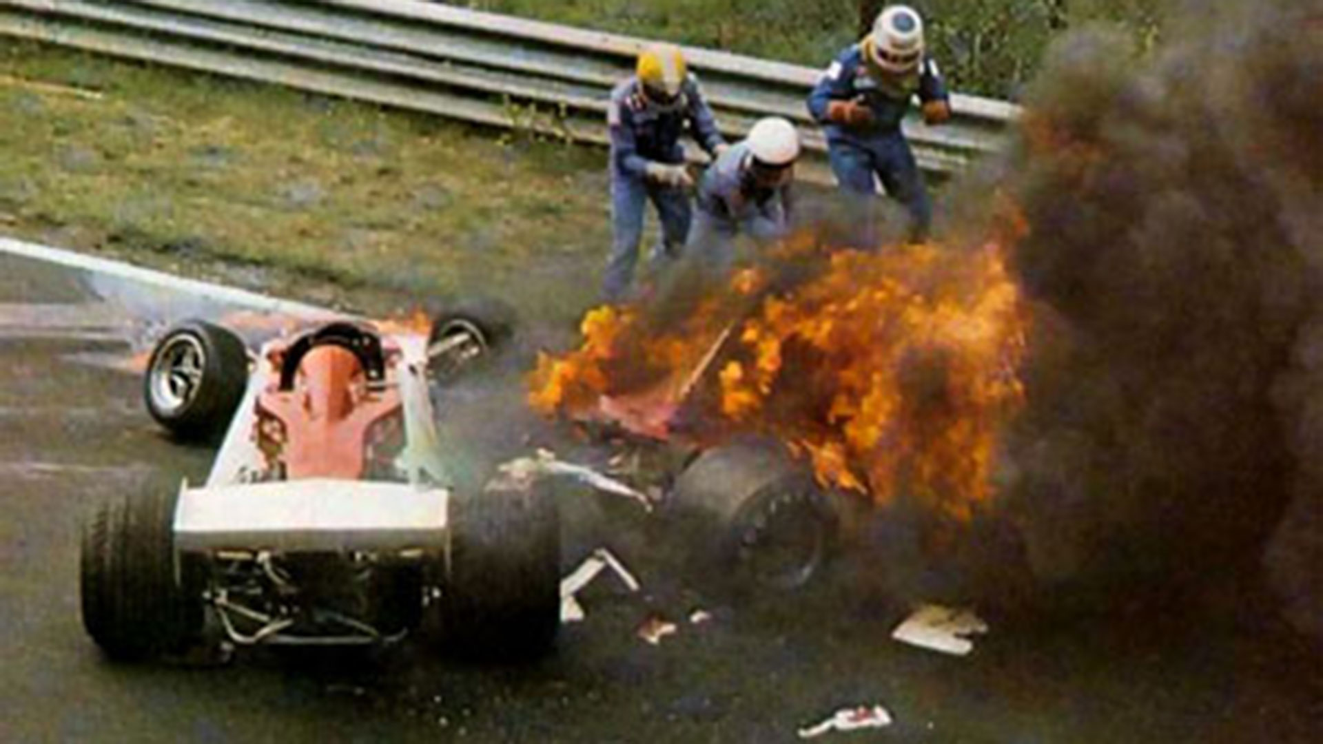 Niki Lauda envuelto en llamas tras el terrible accidente que sufrió en Nürburgring en 1976