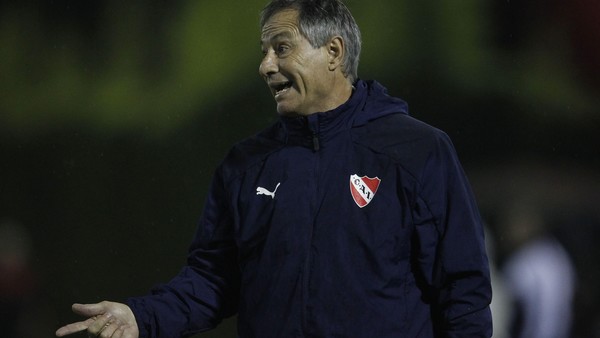Ariel Holan fue autocrítico, tras la derrota de Independiente: "No debemos esperar a que nos mojen la oreja"