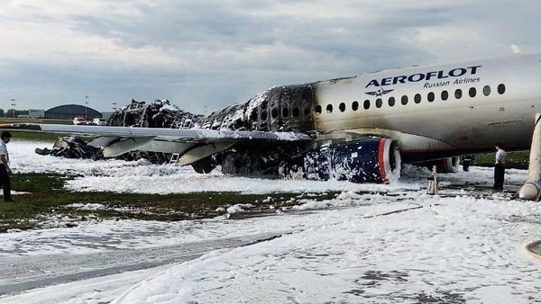 Avión ruso incendiado: los pasajeros y la tripulación dicen que fue un rayo