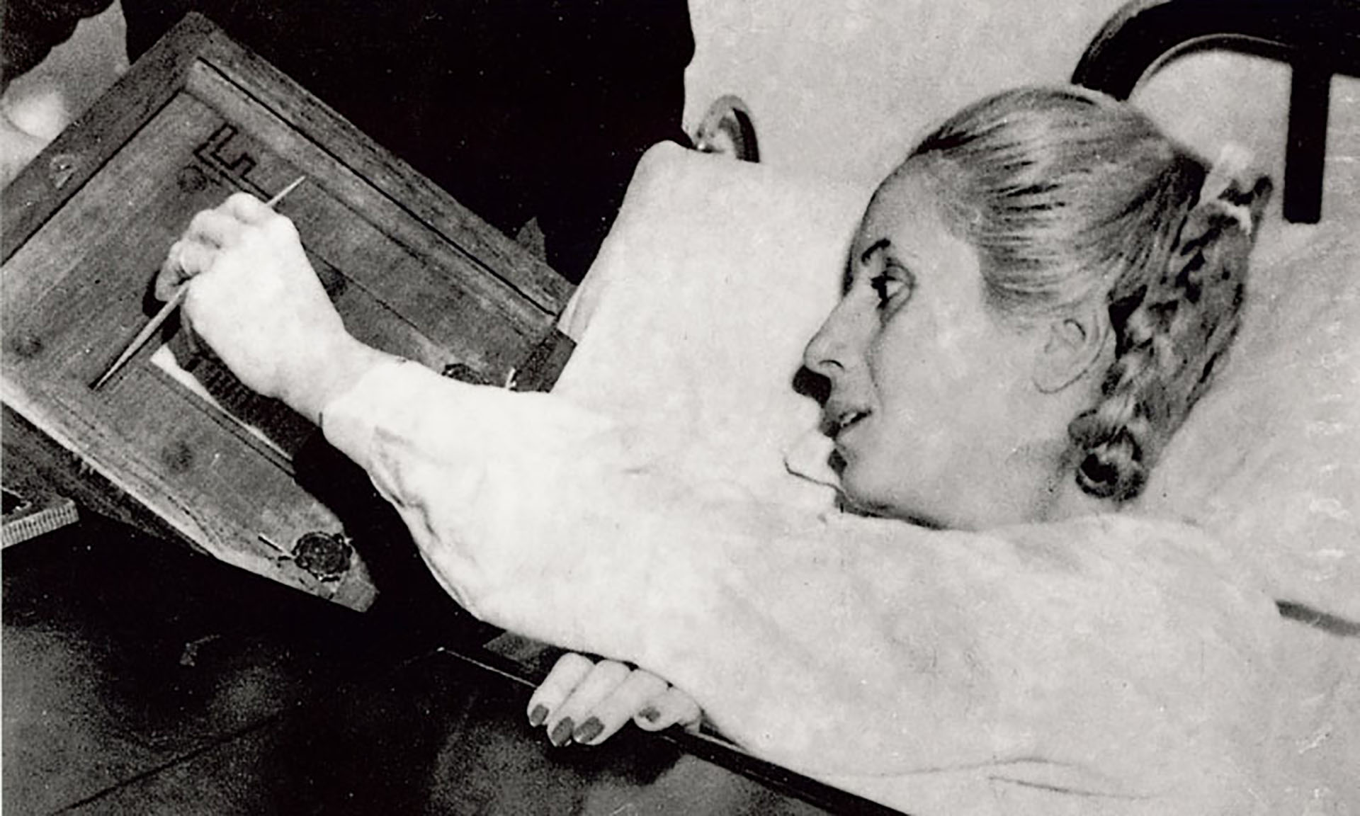 El 11 de noviembre de 1951 la fórmula Perón-Quijano gana las elecciones. Eva vota por primera y única vez en su lecho de enferma en el Policlínico de Avellaneda. Pocos días antes, había sido operada de su tumor. Su última aparición en público coincide con la asunción del General Perón en su segundo período. En la foto, Evita, convaleciente, emite su voto