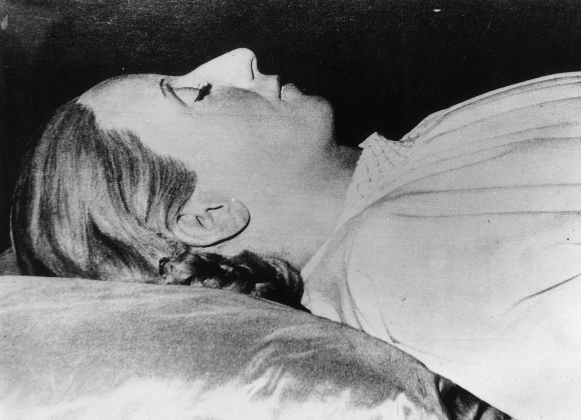 Muere el 26 de julio de 1952 a los 33 años, como consecuencia del cáncer de útero que padecía. El comunicado oficial anunciando su deceso, decía: “Cumple la Subsecretaría de Informaciones de la Nación el penosísimo deber de informar al pueblo de la República que a las 20.25 horas ha fallecido la señora Eva Perón, Jefa Espiritual de la Nación” (Getty Images)
