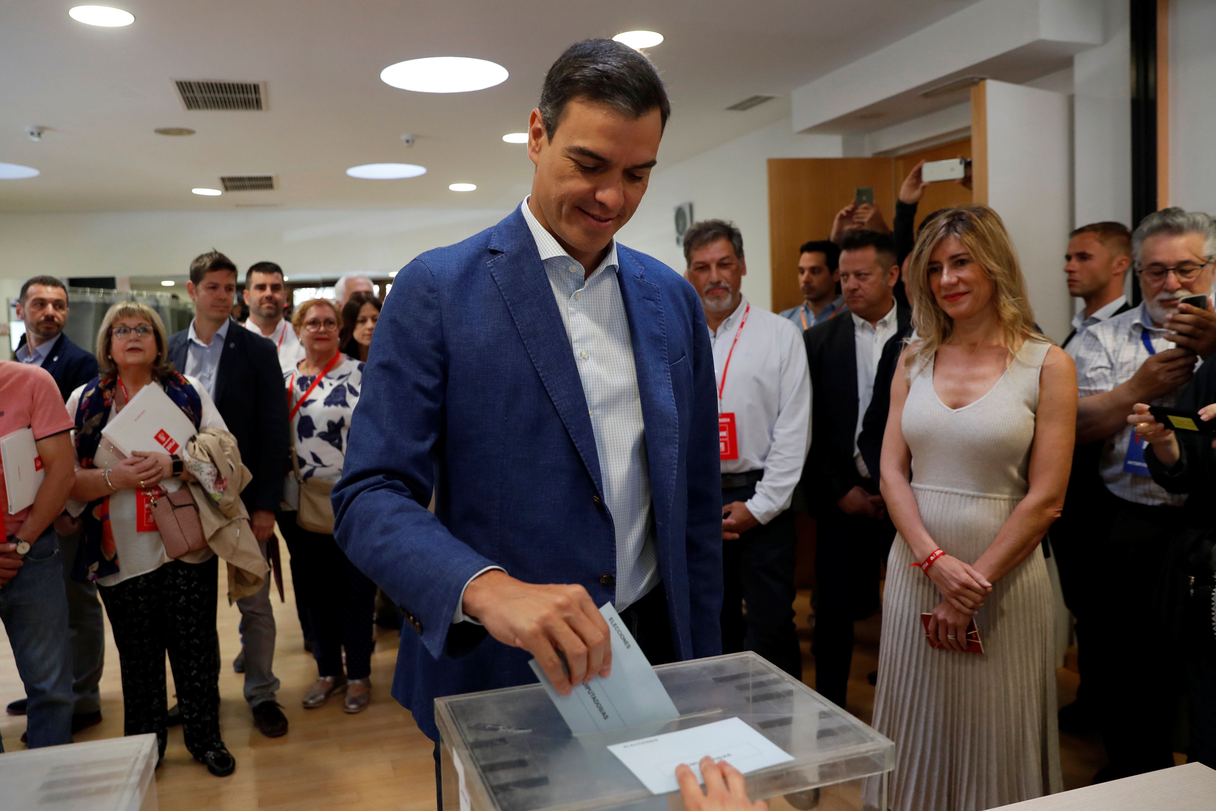El presidente del gobierno de España, Pedro Sánchez, votando en Madrid (REUTERS/Susana Vera)