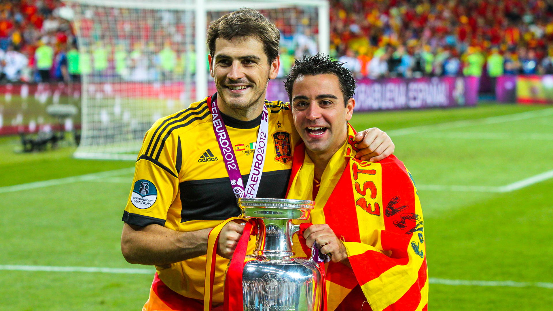 Iker Casillas y Xavi Hernández fueron capitanes de la época dorada de España (Shutterstock)