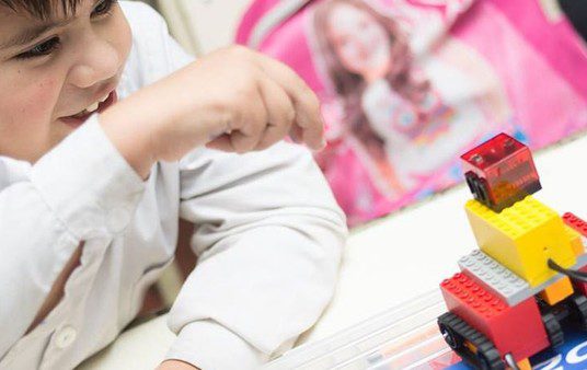 Con juguetes, enseñan robótica y programación en las escuelas