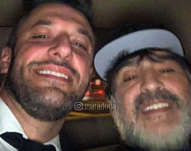 Diego Maradona sufrió un contratiempo al llegar a la Argentina y envió un mensaje político