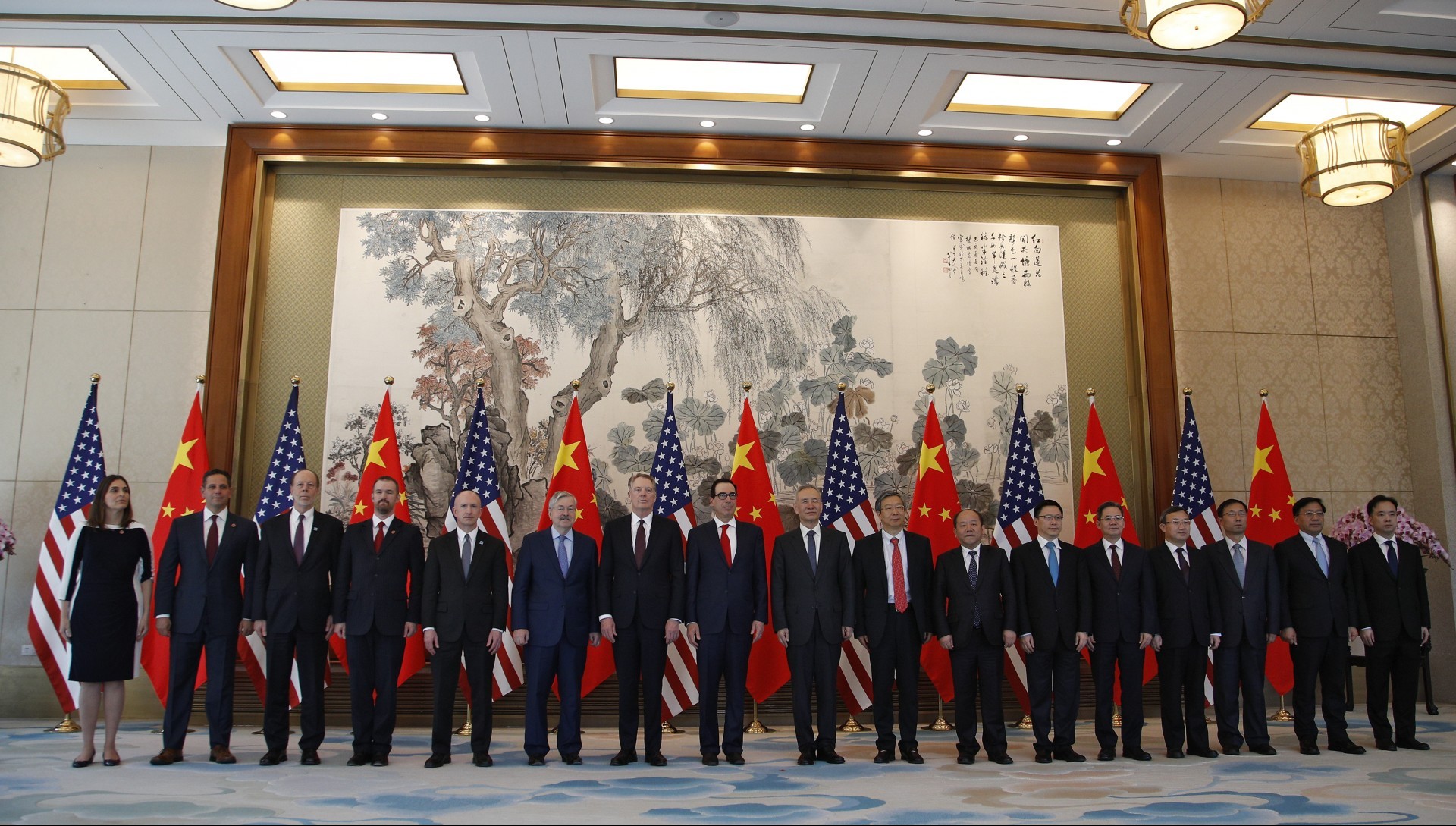 Miembros de las delegaciones china y estadounidense, en una foto grupal en Beijing (AP)