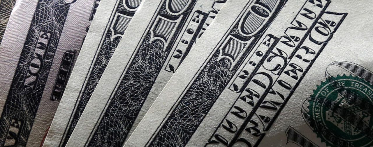El dólar se negoció con baja de 40 centavos en bancos del microcentro porteño
